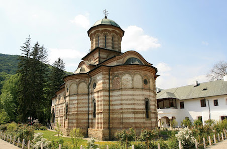 /assets/img/regiuni/Sud-Vest_Oltenia/regiune/Manastirea Cozia Calimanesti judetul Valcea.jpg